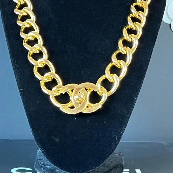 CHANEL 95A XL Chunky Turn Lock Necklace 20” Gold Plated Pristine Authentic - Picture 3 of 5